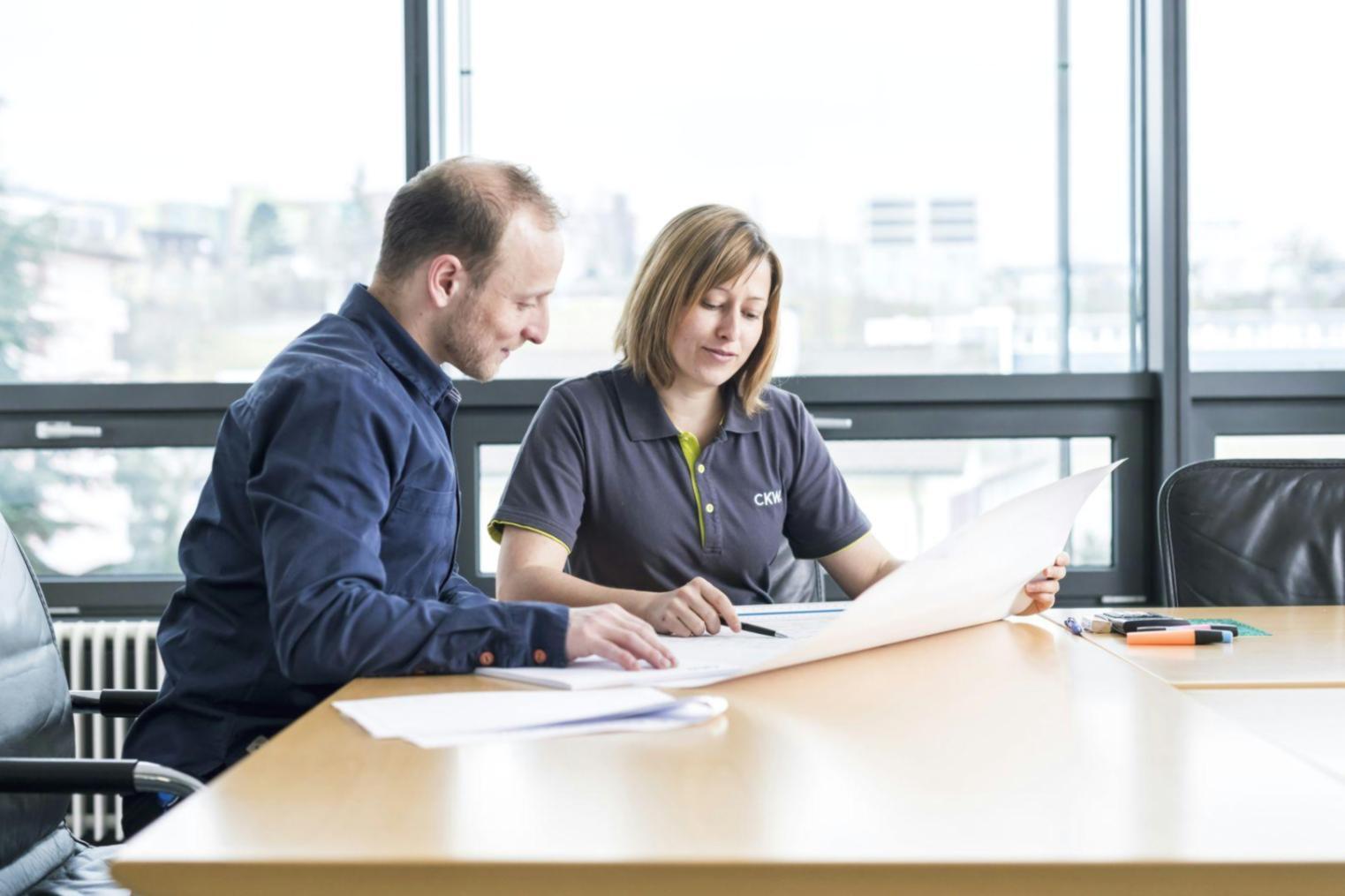 Revisión de documentos financieros en consulta